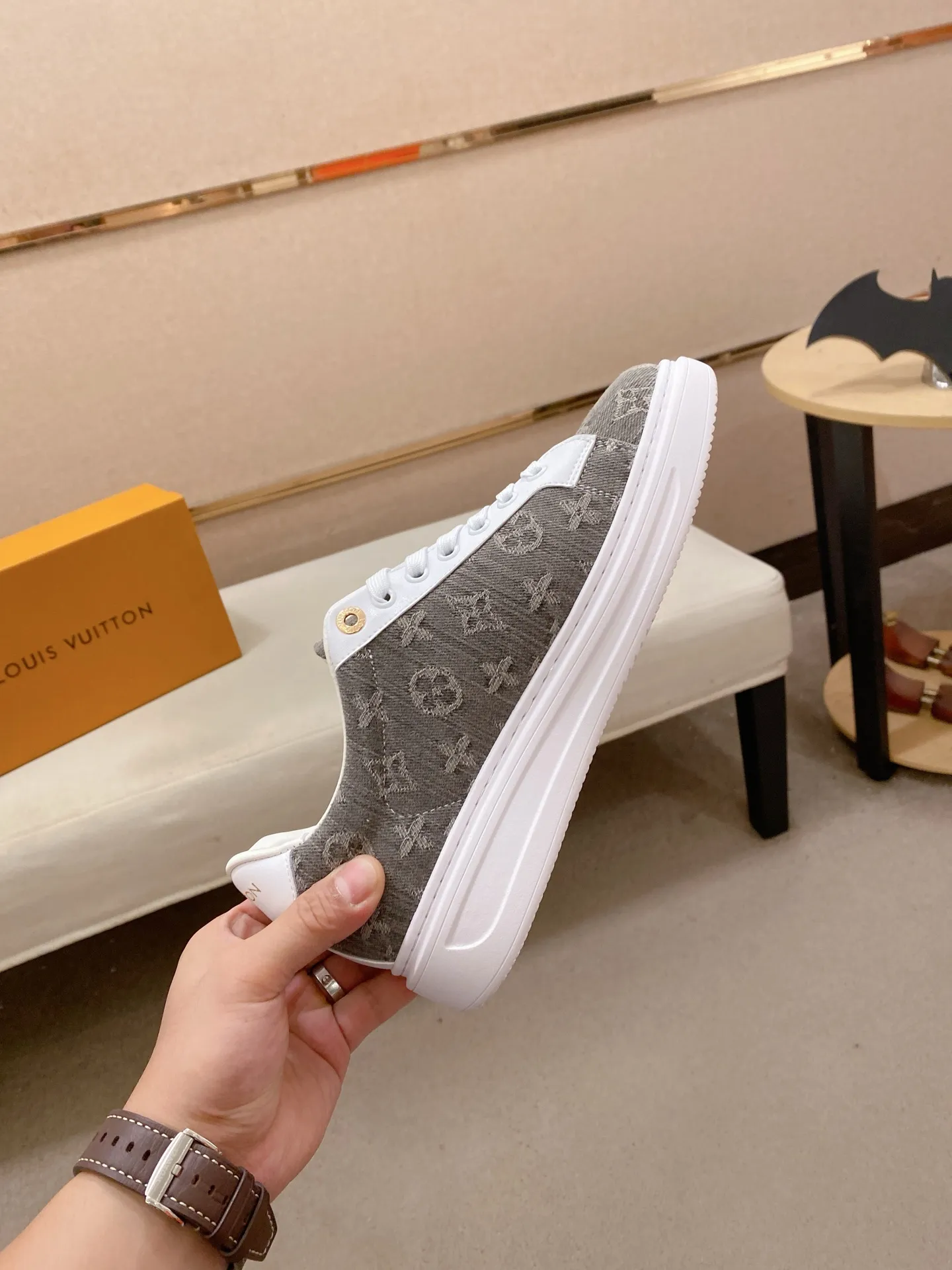 Men's shoes 💰: 400💰🎉🎉LV~Louis Vuitton trendy men's shoes New shipments Latest matching The same style as the official website Super high quality Hot sales of the season [strong] [strong] [strong] Selected first-layer cowhide, comfortable cowhide lining, original last, comfortable on the foot, wear-resistant rubber outsole Size number: 38-44.